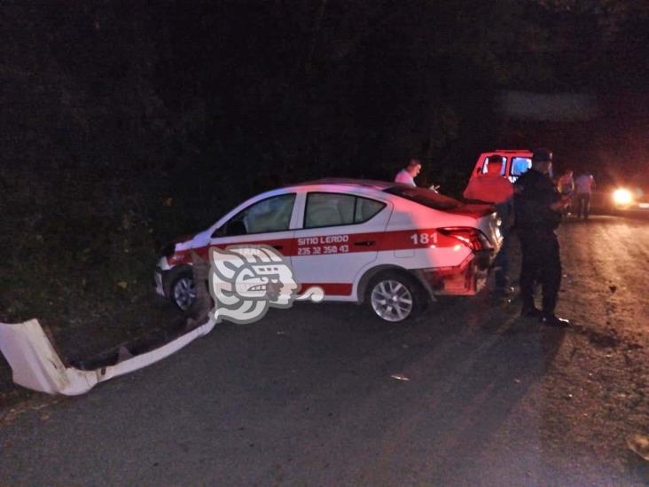 Vuelca taxi en carretera Misantla-Tenochtitlan; conductor sale ileso