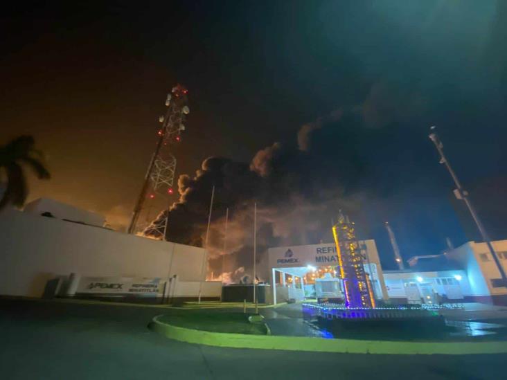 Esperan dictamen de Pemex tras incendio en refinería de Minatitlán