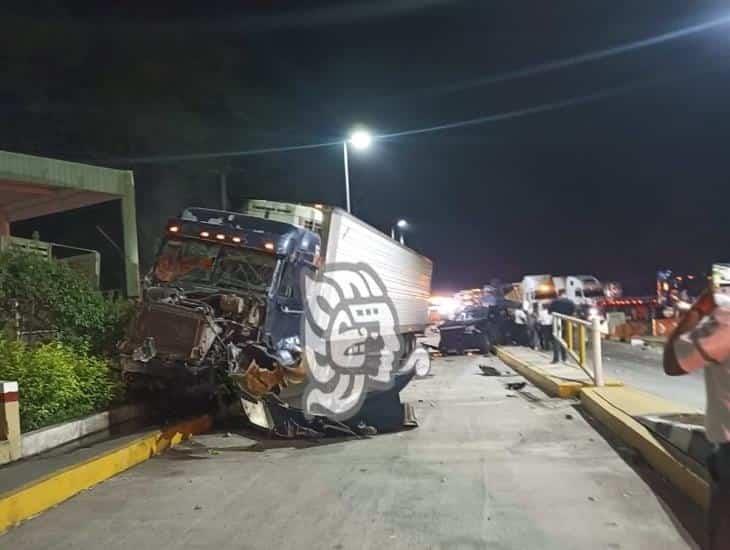 ¡Se los lleva de corbata! Tráiler provoca fuerte accidente en la caseta de Cuitláhuac (+Vídeo)