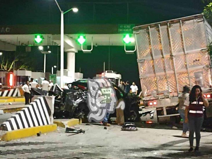 ¡Se los lleva de corbata! Tráiler provoca fuerte accidente en la caseta de Cuitláhuac (+Vídeo)