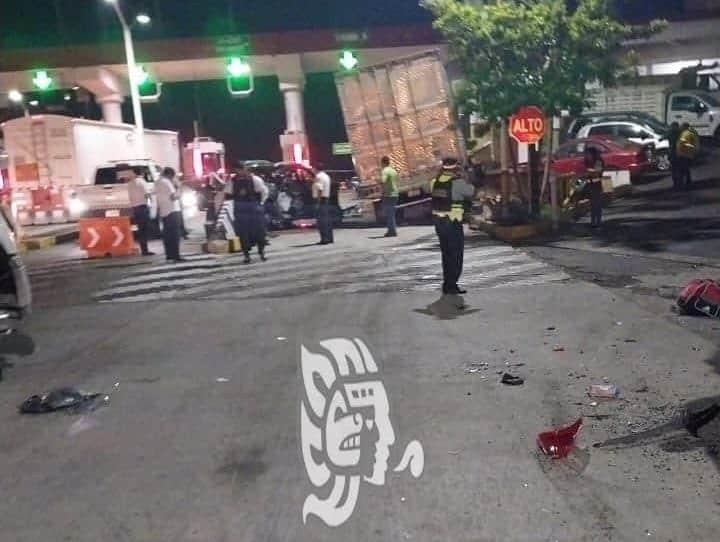 ¡Se los lleva de corbata! Tráiler provoca fuerte accidente en la caseta de Cuitláhuac (+Vídeo)