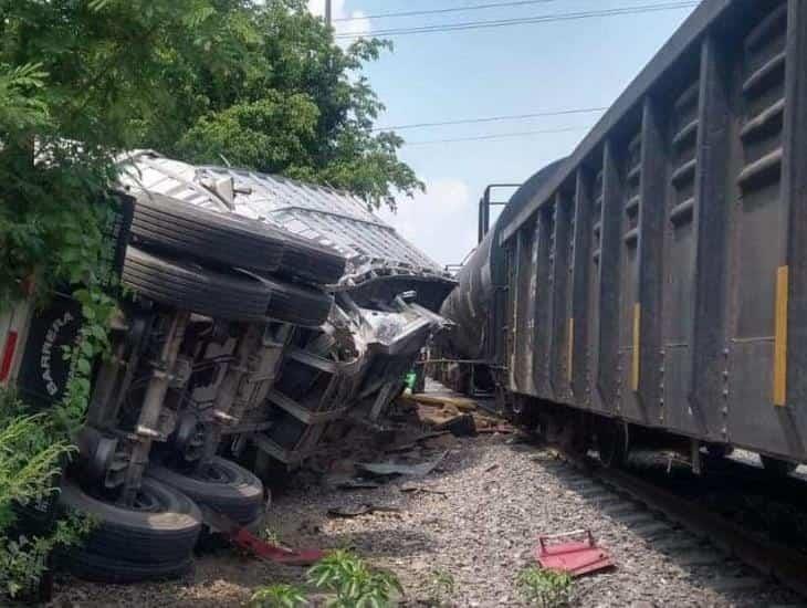 Camión fue impactado y arrastrado por el tren en sur de Veracruz