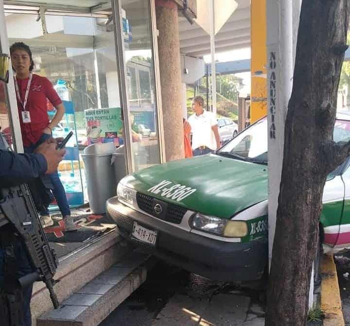 Taxi se sube a banqueta en Xalapa, y choca contra señalética