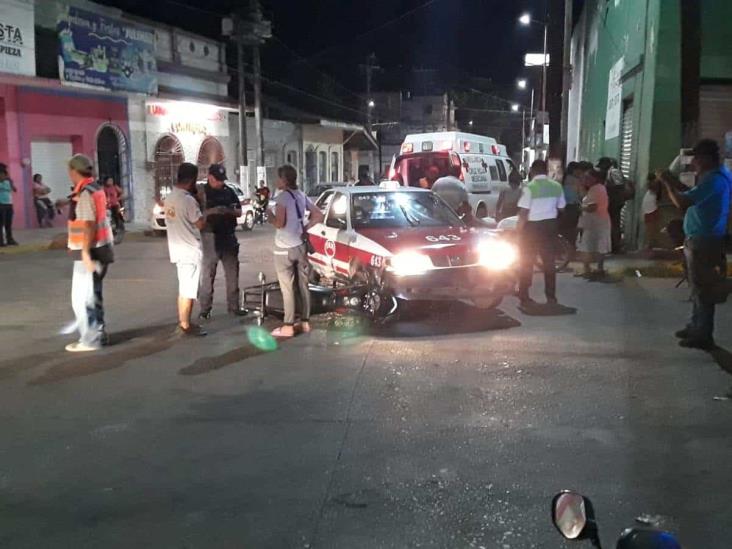 Taxi choca con motocicleta en calles de Tierra Blanca