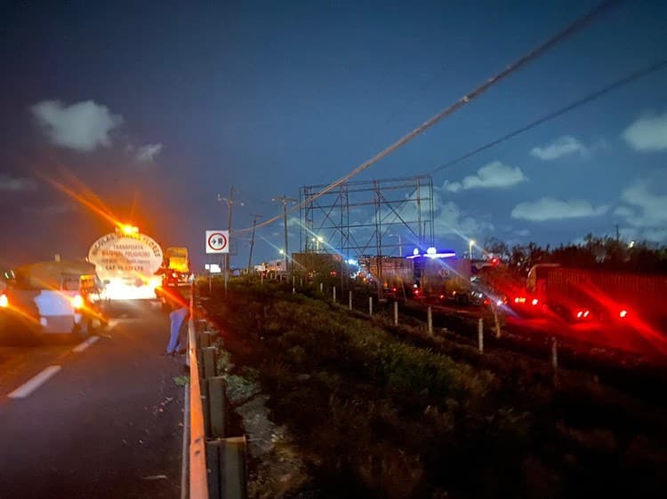 Bloquean por casi dos horas la carretera Veracruz-Cardel; ya están hartos de los apagones