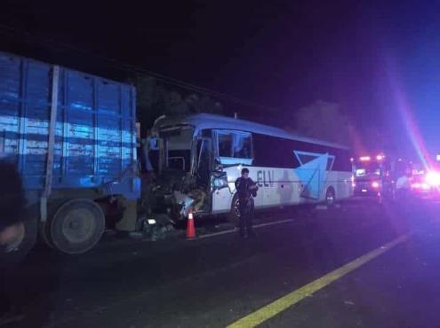 Chocan tráiler y autobús en la Veracruz-Xalapa; hay 8 lesionados