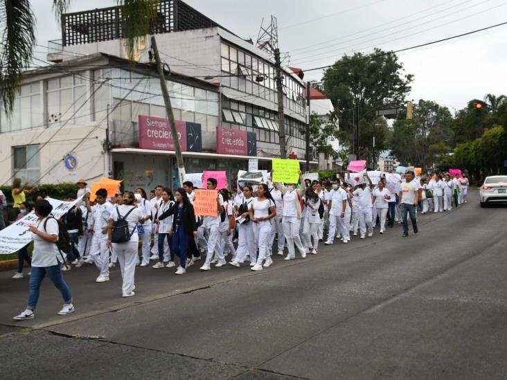 Con marcha y bloqueo, protesta personal de enfermería en Xalapa; exigen dignificar su profesión (+Video)