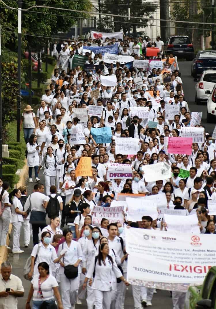 Personal de Salud bloquea centro de Xalapa en protesta (+video)