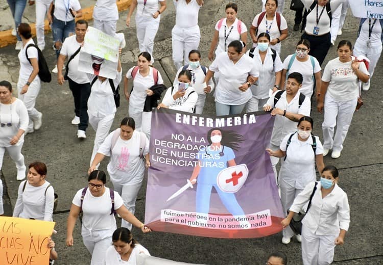 Con marcha y bloqueo, protesta personal de enfermería en Xalapa; exigen dignificar su profesión (+Video)