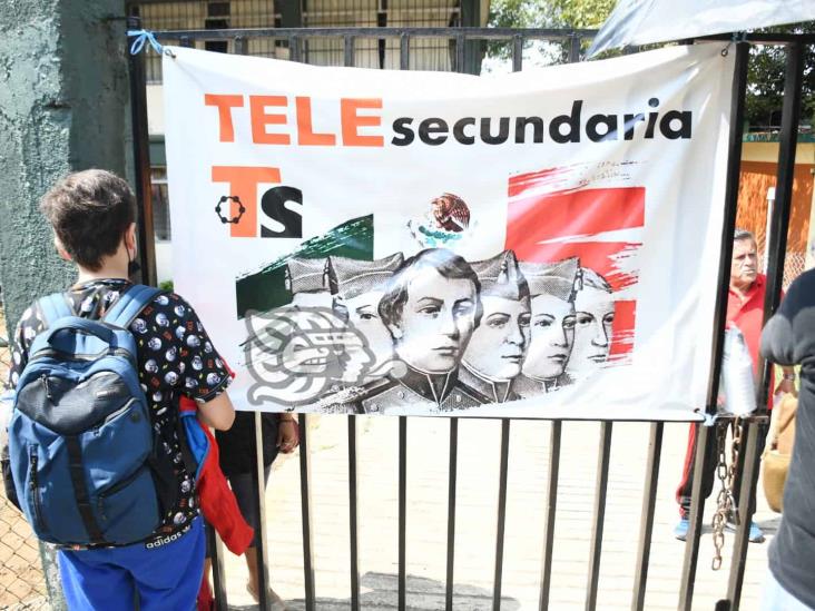 Docentes bloquean accesos a Secundaria Experimental en Xalapa