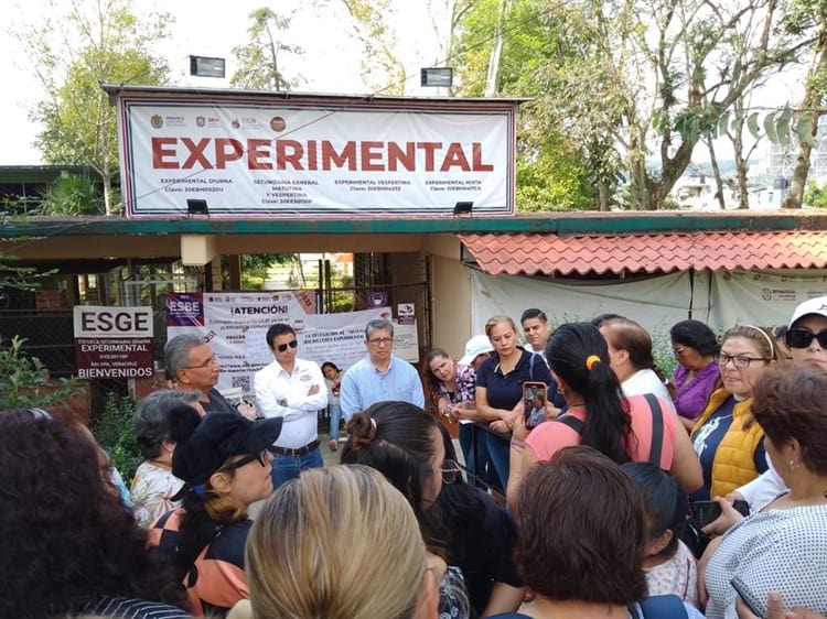 En Xalapa, docentes bloquean accesos a Secundaria Experimental