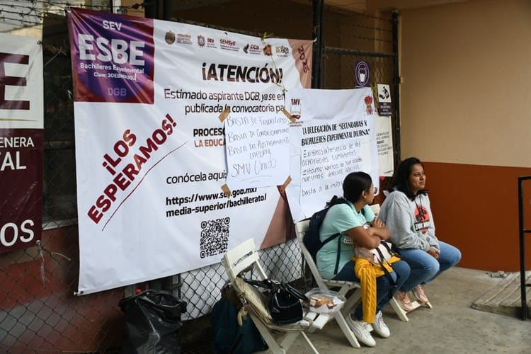 En Xalapa, docentes bloquean accesos a Secundaria Experimental