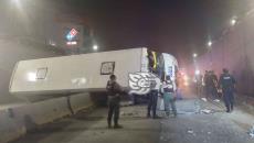 Volcó autobús del SUX en Lázaro Cárdenas debajo de la Araucaria