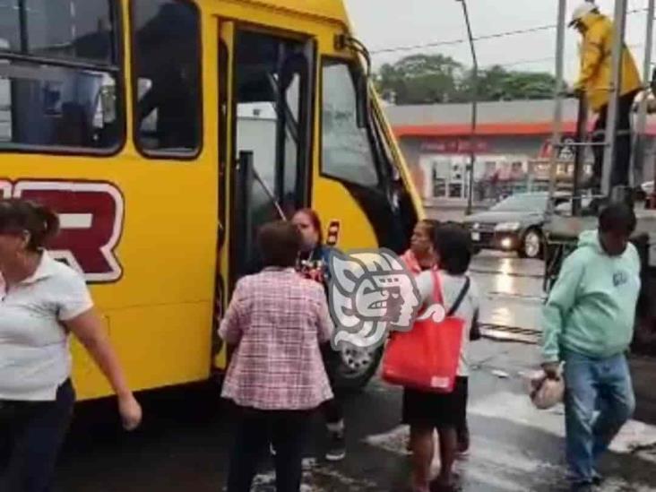 Autobús se impacta contra tren carguero en Orizaba