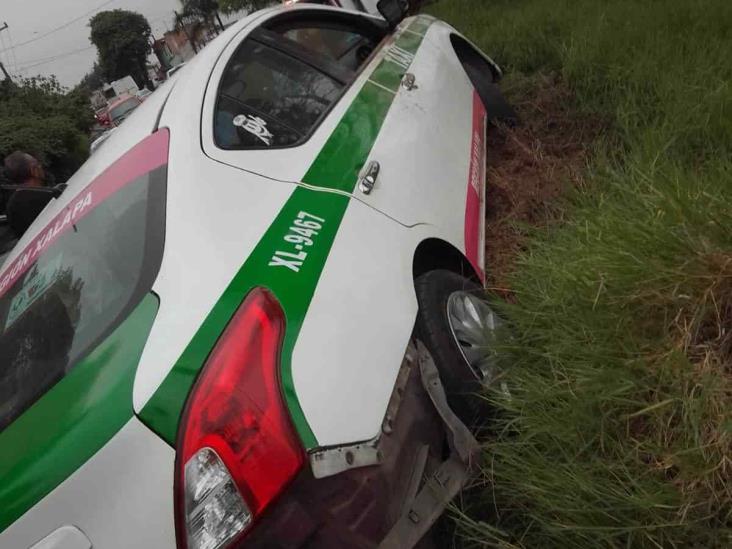 Se despista taxi en Xalapa; había chocado con una moto