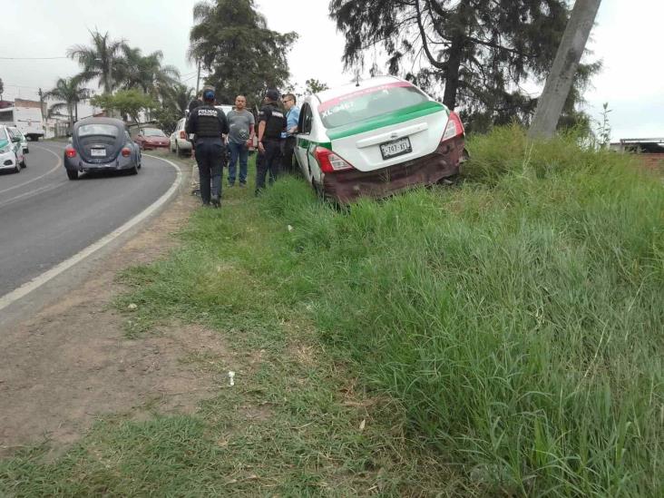 Se despista taxi en Xalapa; había chocado con una moto