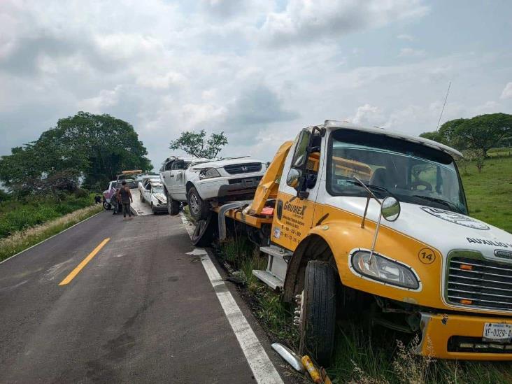 Grúa que transportaba autos chatarra termina volcada en Puente Nacional