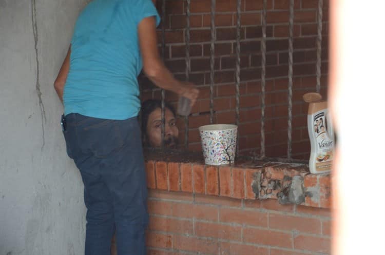 Abandonan a persona que padece de sus facultades mentales en fraccionamiento de Veracruz (+Video)