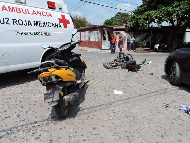 Motocicletas chocan en calles de Tierra Blanca; hay 2 lesionados