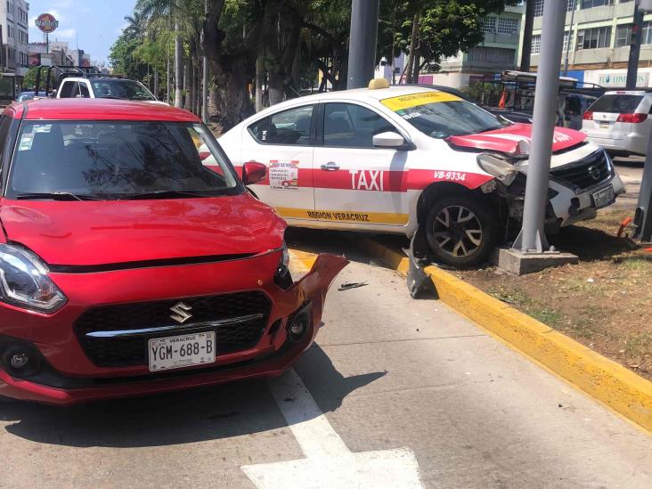 Taxista no respeta el alto del semáforo y se impacta contra auto en Veracruz