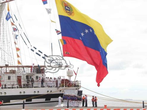 Con ceremonia y música reciben al buque venezolano Simón Bolívar” (+Video)