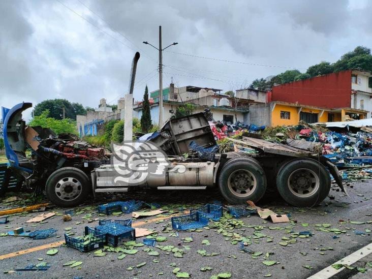 Chocan tráiler y pipa de gas en Atzalan; conductor queda atrapado