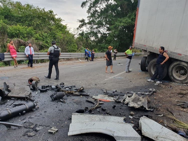 Choque de camiones en autopista de Veracruz deja un fallecido y 15 heridos