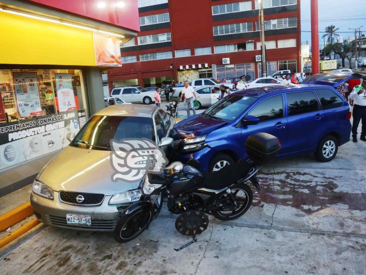 ¡Borrachazo! Presunto marino impacta 3 vehículos y una motocicleta en Coatzacoalcos (+Video)