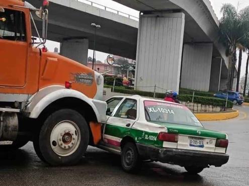 Siguen los accidentes en Xalapa; volteo impacta a taxi