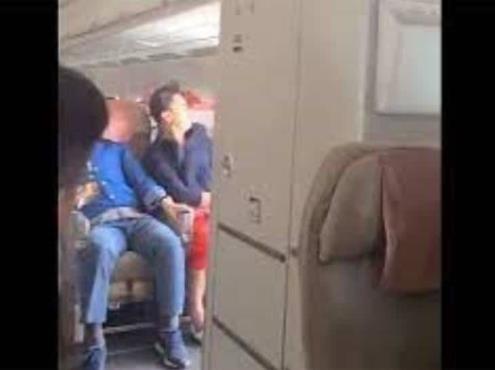¡De terror! Abren puerta de un avión en pleno vuelo en Corea del Sur (+Video)