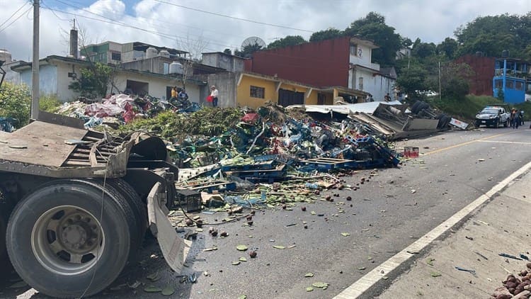 Chocan tráiler y pipa de gas en Atzalan; conductor queda atrapado