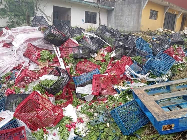 Chocan tráiler y pipa de gas en Atzalan; conductor queda atrapado