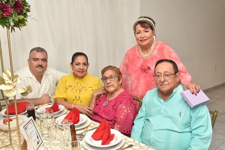 La señora Celia Menéndez Amador es festejada por sus 85 años de vida