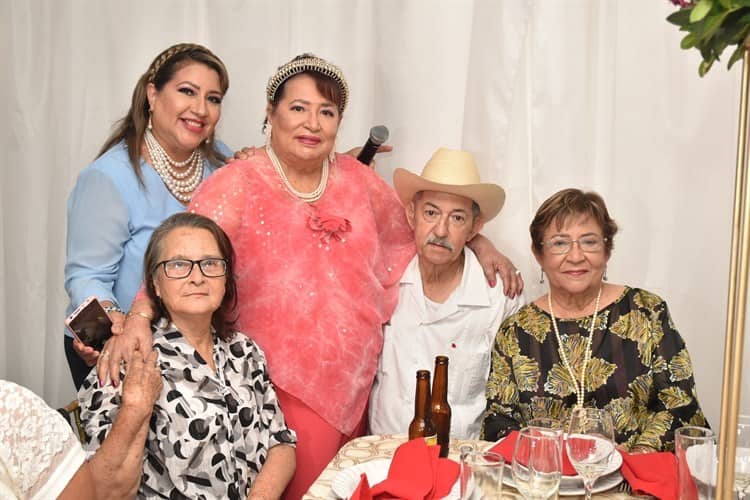 La señora Celia Menéndez Amador es festejada por sus 85 años de vida