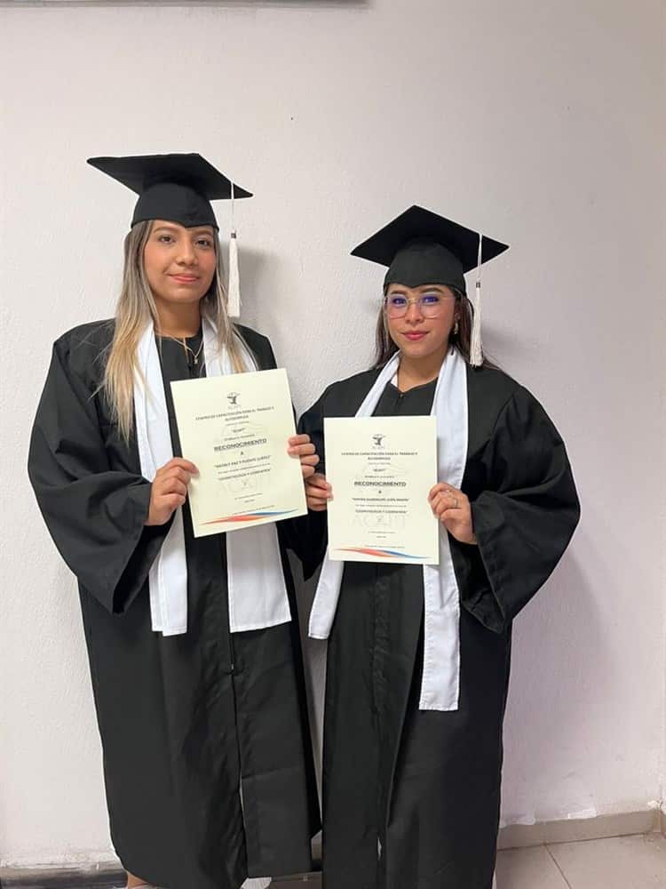 Karina León y Nataly Paz culminan estudios en Cosmetología y Cosmiatría 