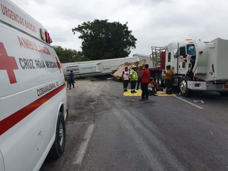 Chocan autobús y tráileres en autopista de Veracruz; hay un muerto y 15 heridos