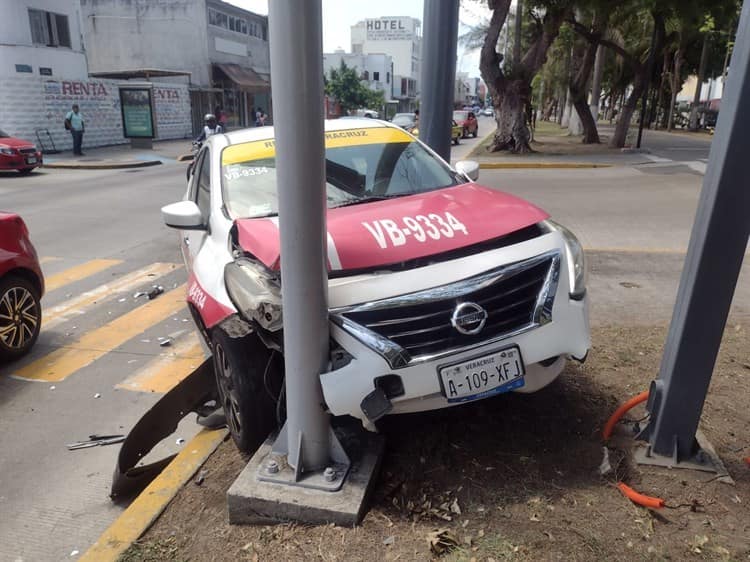 Taxista no respeta el alto del semáforo y se impacta contra auto en Veracruz
