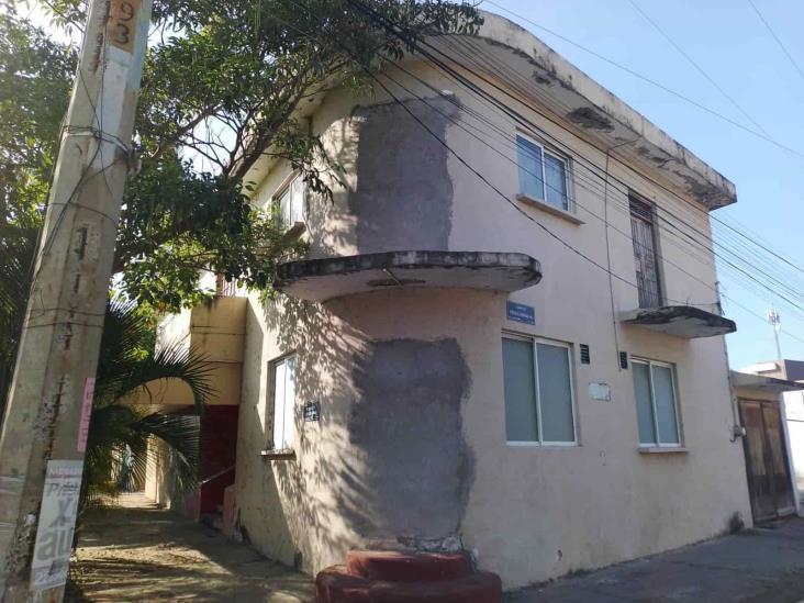Denuncian casa abandonado a punto de caer en la colonia Zaragoza, en Veracruz