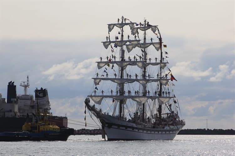 Con ceremonia y música reciben al buque escuela “Simón Bolívar” (+Video)