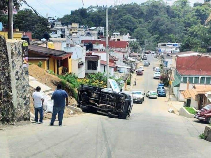 Volcó camioneta en la colonia Ferrer Guardia, en Xalapa