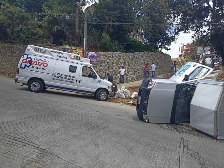 Volcó camioneta en la colonia Ferrer Guardia, en Xalapa