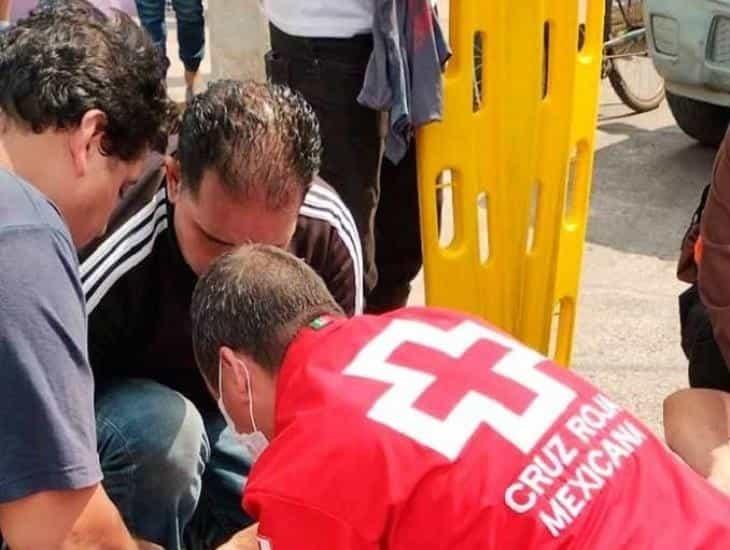 Motociclista se fractura la pierna tras ser impactado por una camioneta en Tierra Blanca