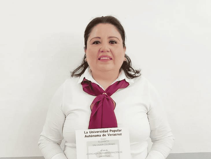 Elizabeth Salvador Colorado recibe su título de Licenciatura en Administración de Empresas