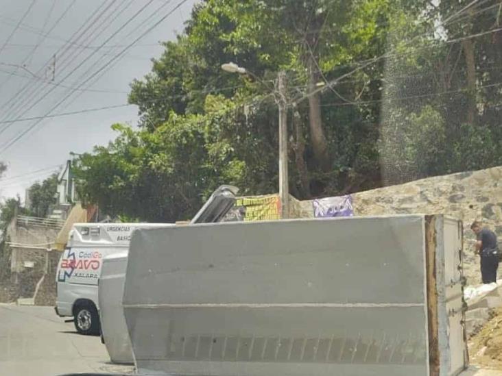 Volcó camioneta en la colonia Ferrer Guardia, en Xalapa