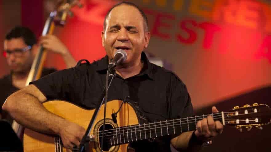 Tras sentirse mal en pleno concierto, muere integrante de Los Van Van de Cuba
