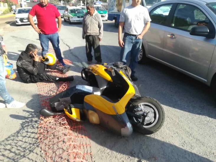Motociclista es embestido por auto en Xalapa