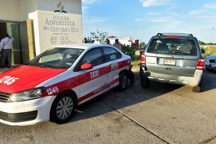 ¡Triple impacto! Vagoneta chocó contra autos estacionados