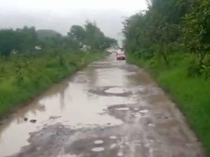 Sin avances, rehabilitación de camino en Río Blanco; lluvias lo vuelven intransitable