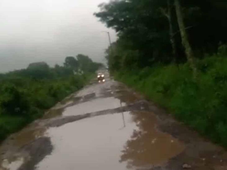 Sin avances, rehabilitación de camino en Río Blanco; lluvias lo vuelven intransitable