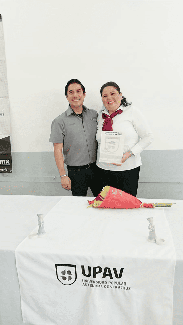 Elizabeth Salvador Colorado recibe su título de Licenciatura en Administración de Empresas